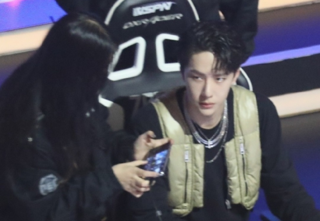 23岁王一博法令纹重、脸垮明显,他的颜值还能撑几年?