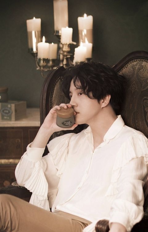 十個薛之謙,抒發(fā)15年的感慨:當(dāng)燈光打在身上,哪有理由不去聲嘶力竭