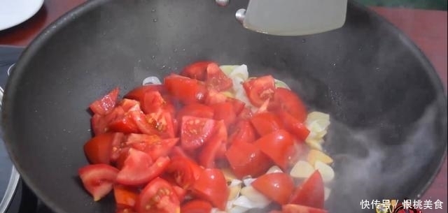 美味|番茄炒辣椒最好吃的做法,简单美味又下饭,看看你喜欢吃不?
