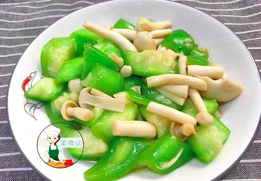 入秋后,这两样素菜一起炒,不放肉也很鲜甜,营养实惠,儿子爱吃
