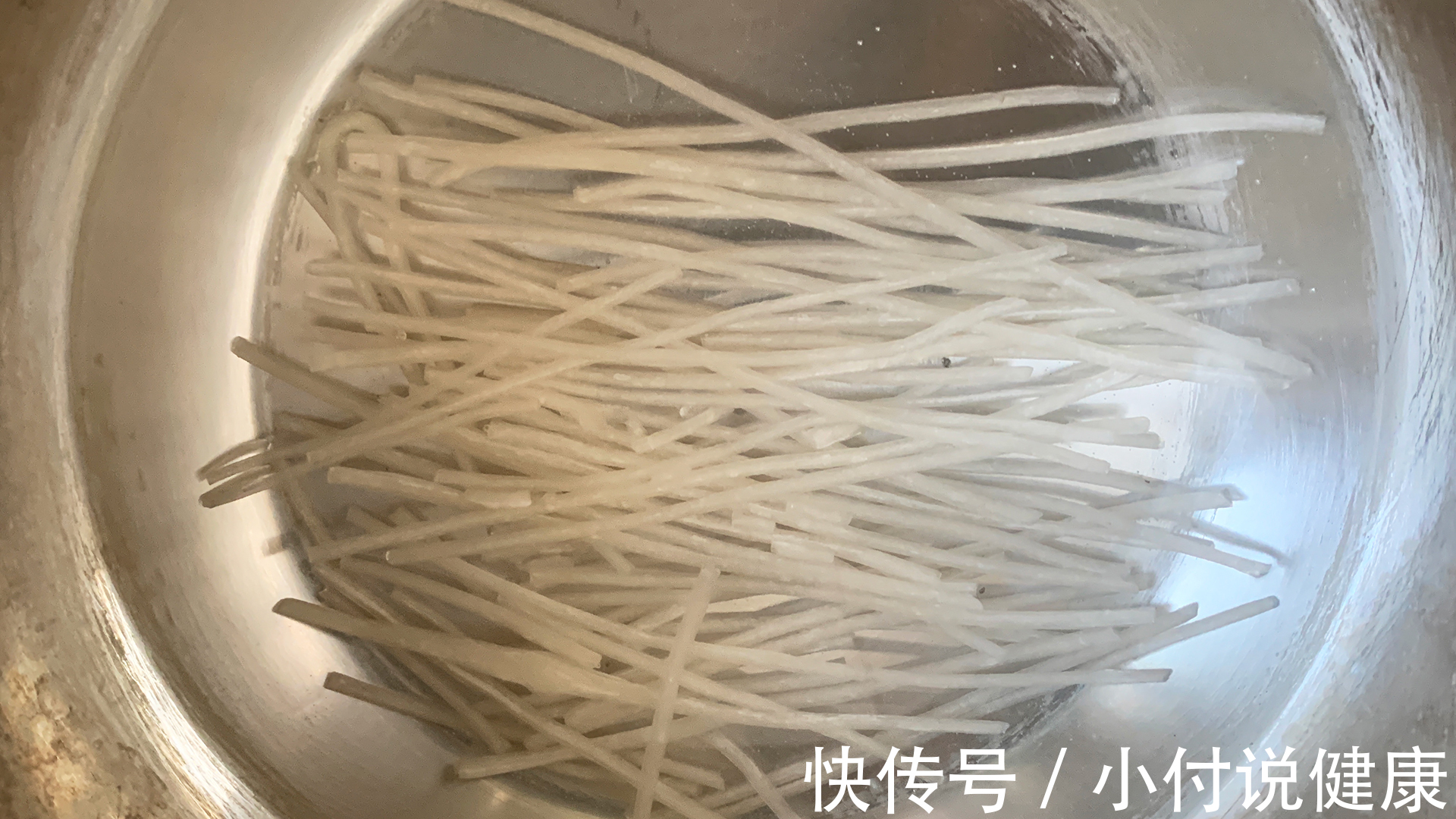 金针菇|久坐易胖、便秘多吃“平民菜”,低热量、高纤维,乱炖营养敞开吃