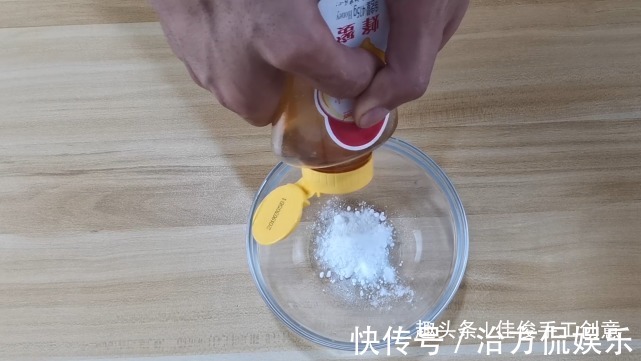 混合|蜂蜜加上小苏打混合一起用，聪明的女士都喜欢，解决很大的难题！