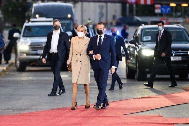 脖子|法国夫人终于换发型,穿大衣扎个啾啾好显年轻,连气质都提升不少