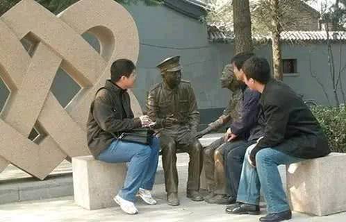 |搞笑图片幽默段子笑话大哥你喝水很急啊,不可以先拿个杯子么