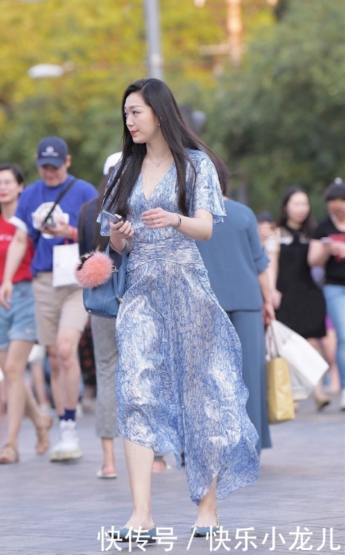 小姐姐|穿搭丝滑长裙美女,在走动间显得飘逸感十足