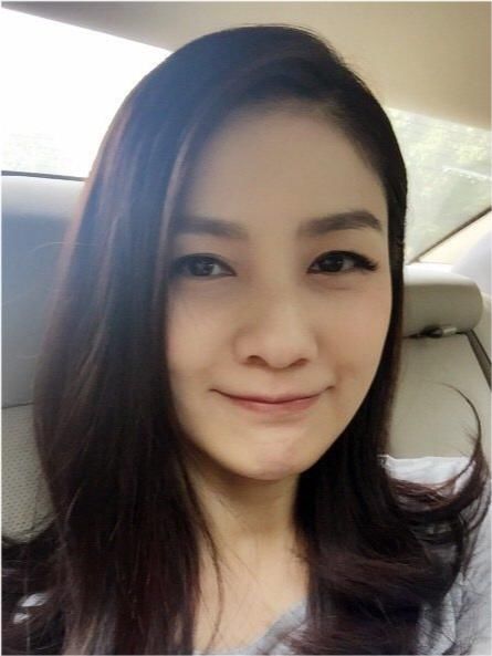  练琴|胡可让儿子认真练琴，小鱼儿弹钢琴开小差，手在琴键眼睛却看侧边