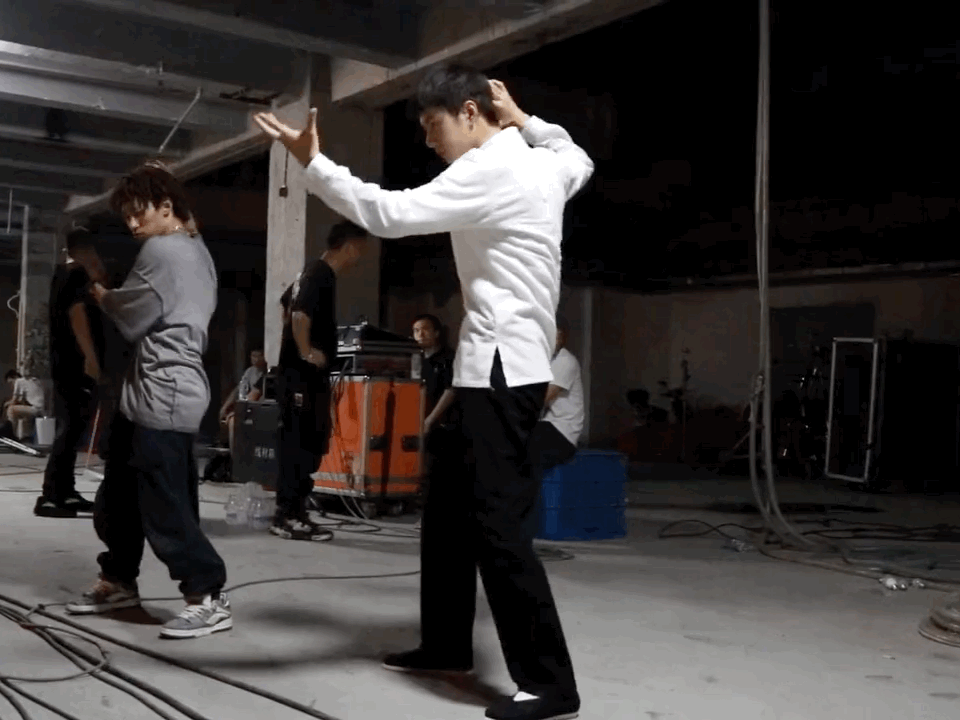 中國功夫|王一博會“舞功”，冠軍秀幕后花絮掉落——國風開燃，剛?cè)岵?
onload=