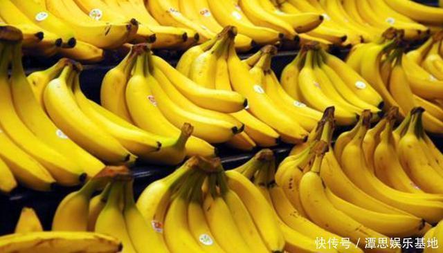 水果店|买香蕉时，选弯的还是直的好？60年老果农教你一招，以后别买错了