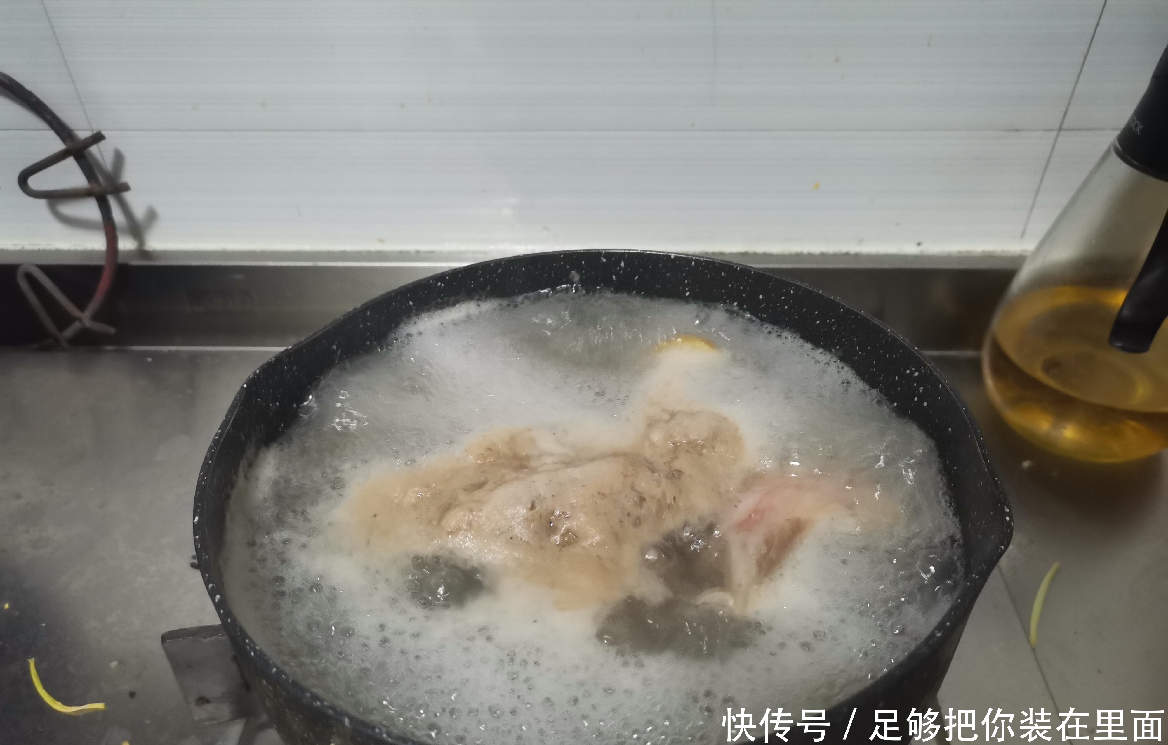 春天要喝大骨萝卜汤,猪大骨是基础,萝卜块是灵魂,熬多久很关键