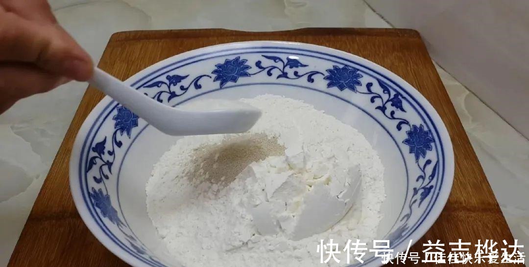 面粉别蒸馒头了,加2个鸡蛋,个个蓬松暄软,比面包简单好吃