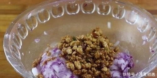 夏天多吃洋葱,教你1个新吃法,不炒不凉拌,出锅比红烧肉还香
