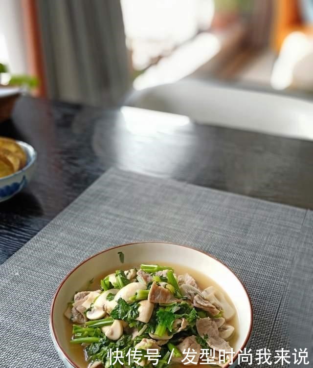  我家午餐4个菜，量不多却好吃，网友生活有仪式感，真好