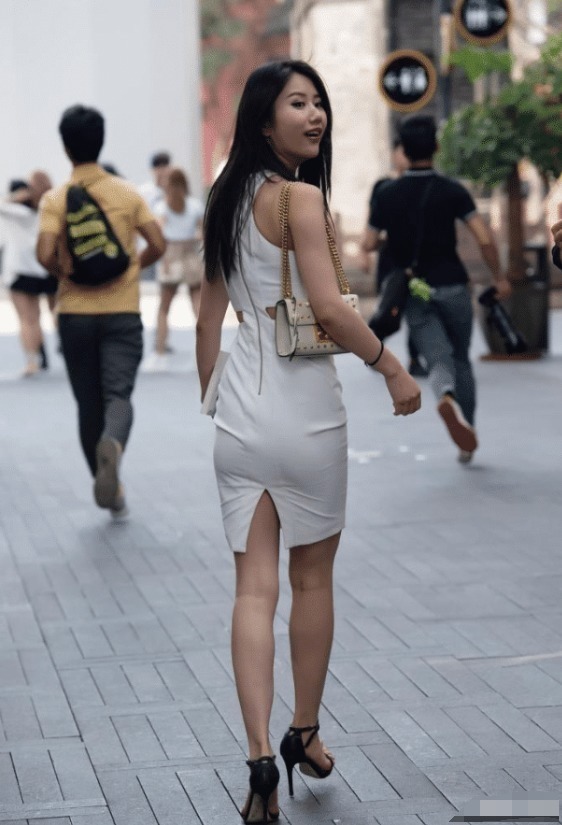 排长队|月薪几万的气质美女,追她的男同事排长队