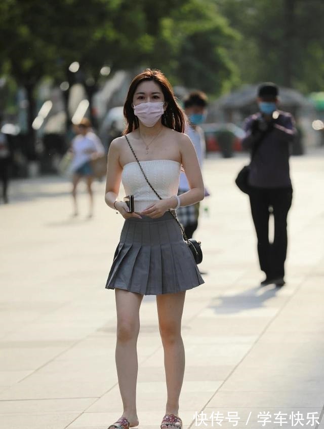 小姐姐 有点婴儿肥的小姐姐,白色无肩上衣配灰色百褶裙,美丽可爱又减龄!