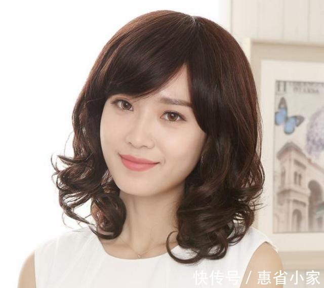 落肩 女人过了45岁,建议多留这4款发型,端庄大气显年轻!