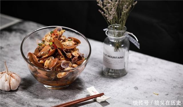 洗花甲时,只放盐是大错特错!多加这3样,花甲疯狂吐沙,更干净