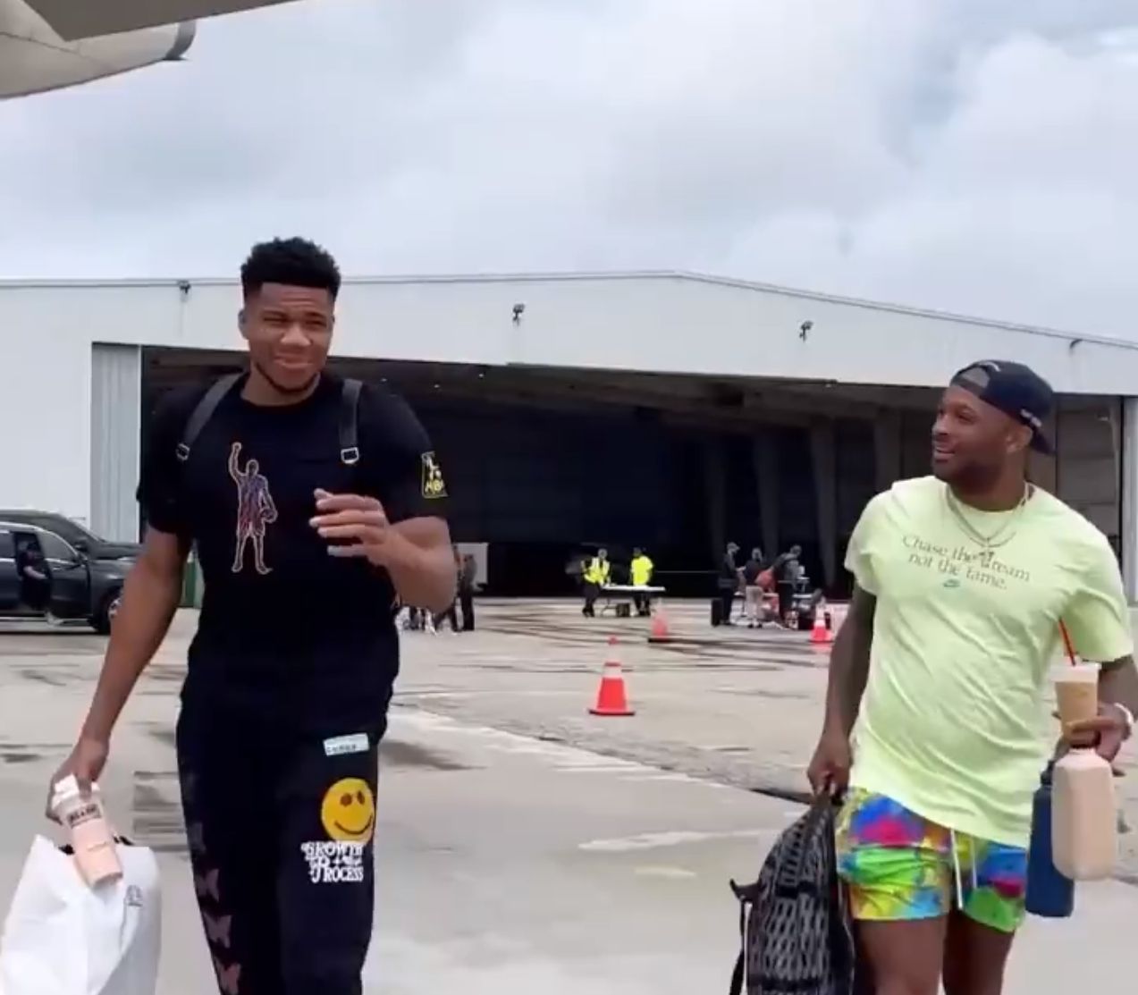 亿万富翁|酸了!字母哥晒塔克穿镶钻球鞋登机,自己只穿一双人字拖太寒酸