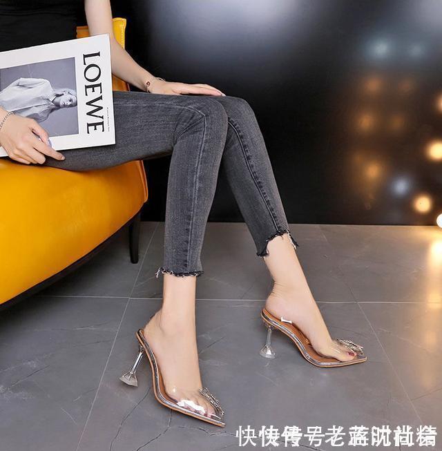 盛夏已至,透明高跟鞋登场,透明鞋身拉长腿部线条,更显女性魅力