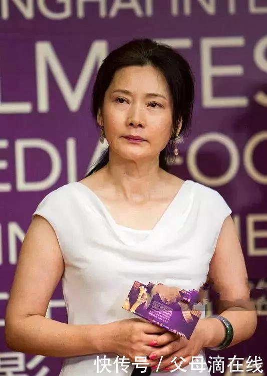 何赛飞自然美就是耐看,脸松垮一看就是老太婆,但真实变老挺好