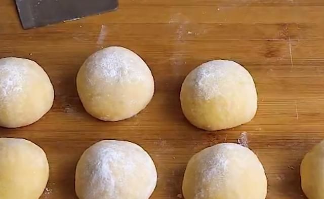  小孩儿|5个鸡蛋加1碗面粉，不用蒸不用烙，简单一做，出锅小孩儿馋哭了