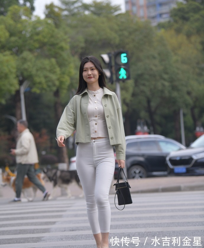 T恤 穿修身裤美不美搭配“开衫T恤”试试,造型会告诉你答案!