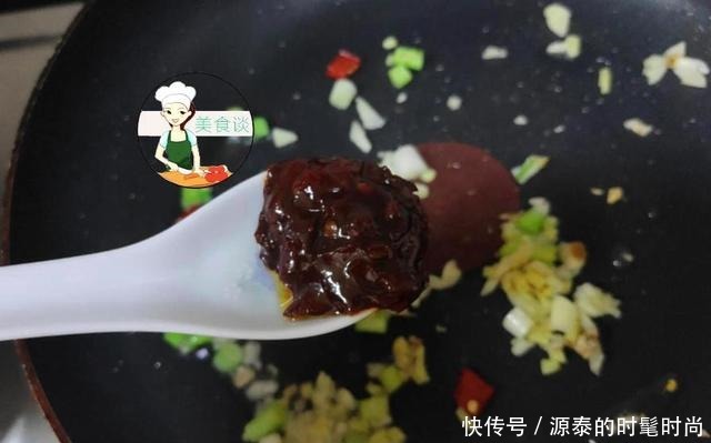 炒茄子时,直接下锅就错了,大厨教您一招,茄子香软,不油不发黑!