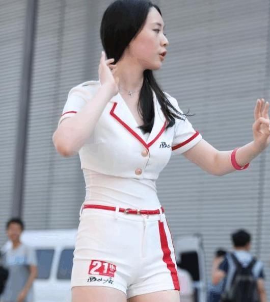 街拍小姐姐紧身短裤很薄,夏季搭配凉爽透气