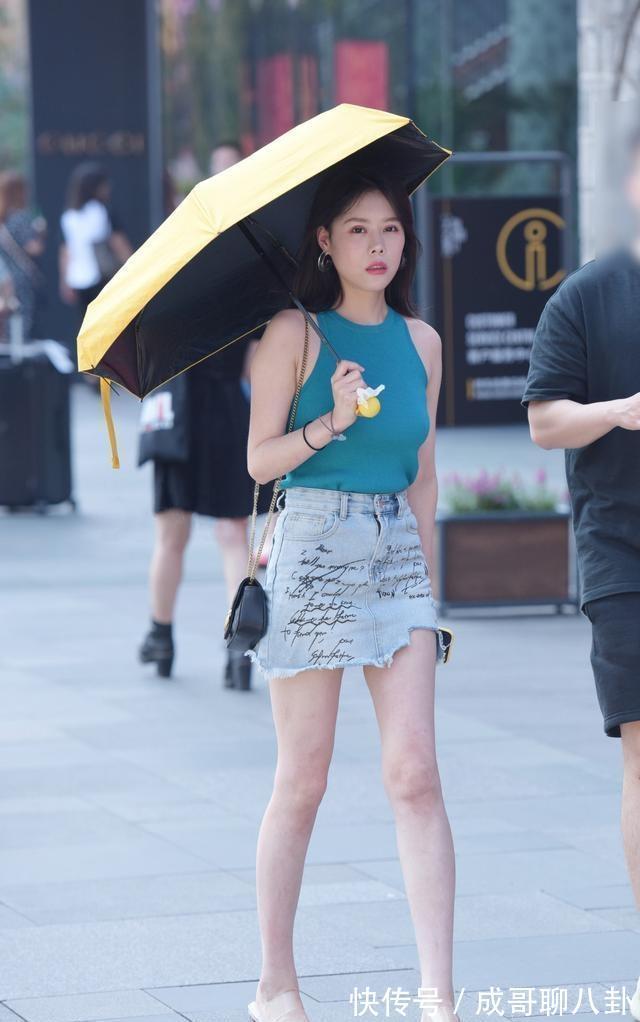 辣妈|秋季,辣妈身着粉红色连衣裙,展现出独特而成熟的魅力