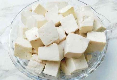 做麻婆豆腐时,豆腐要不要焯水大厨教你正确做法,豆腐滑嫩Q弹