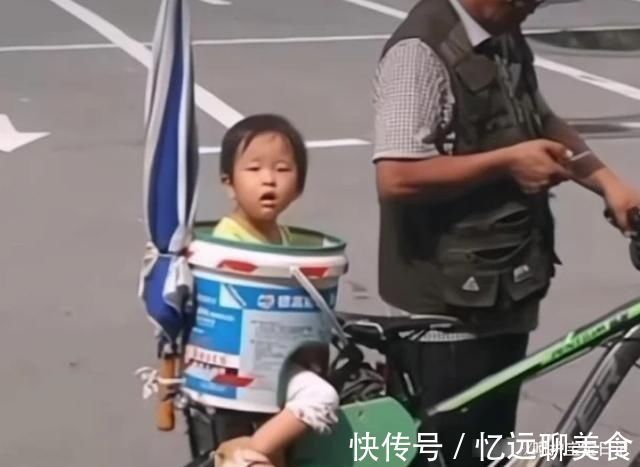 亲情|爷爷的“豪华婴儿车”火了,挡雨遛娃俩不误:想要这样的爷爷