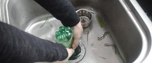 今天才知道,洗碗池上放个塑料瓶,有一个隐藏实用功能,太实用了
