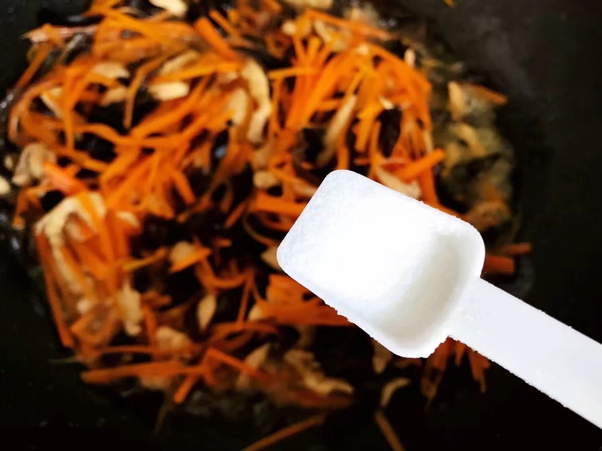 家常小炒胡萝卜木耳炒鸡丝,10分钟就做好,简单快手,鲜美可口