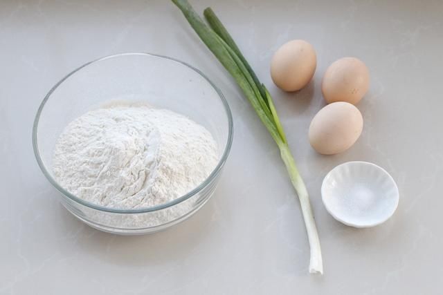 开学后孩子早餐别发愁，两分钟烙一张的营养鸡蛋饼，双手无需沾面