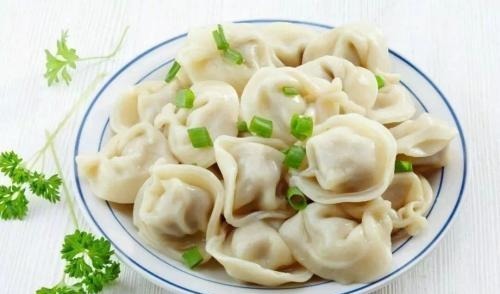 煮饺子，你是“水开了”再下锅吗很多人都错了，所以饺子破皮