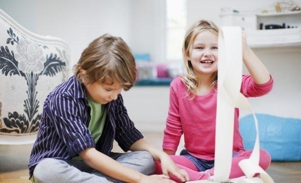 二胎|妈妈去买菜,5岁哥哥主动要照顾妹妹,回家后却发现哥哥嚎啕大哭