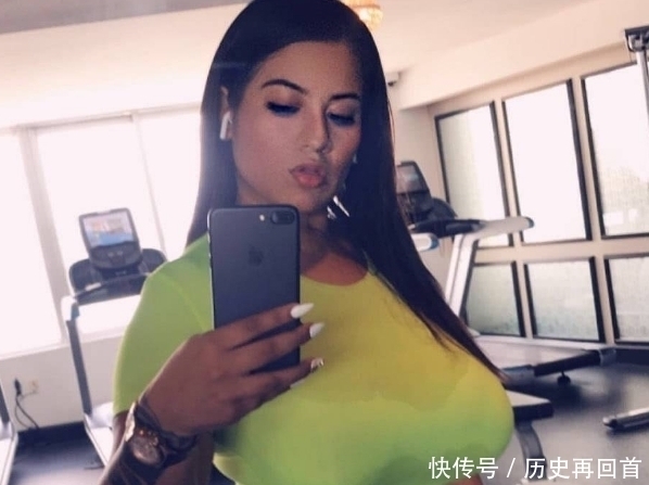 模特|她体重高达150斤，却凭借完美“腰臀”著称，成模特行业佼佼者