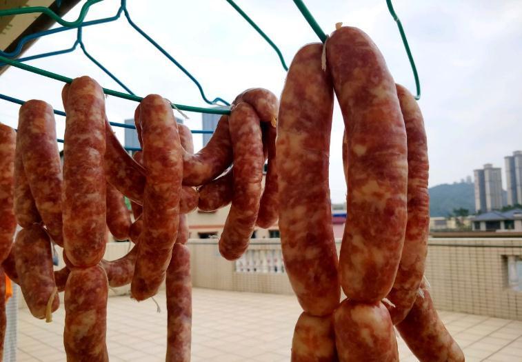 制作腊肠，10斤肉加多少盐？很多人没放对，难怪不香，还发霉变臭