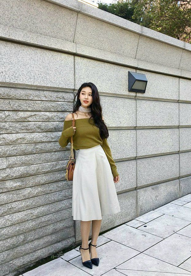 美女街拍:一字肩上衣搭配半身长裙,效果还不错