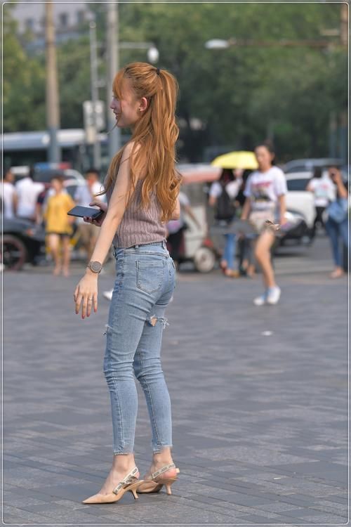 针织衣|街拍美女:灰粉色修身针织衣搭配浅色牛仔裤,纯净优雅,温柔浪漫