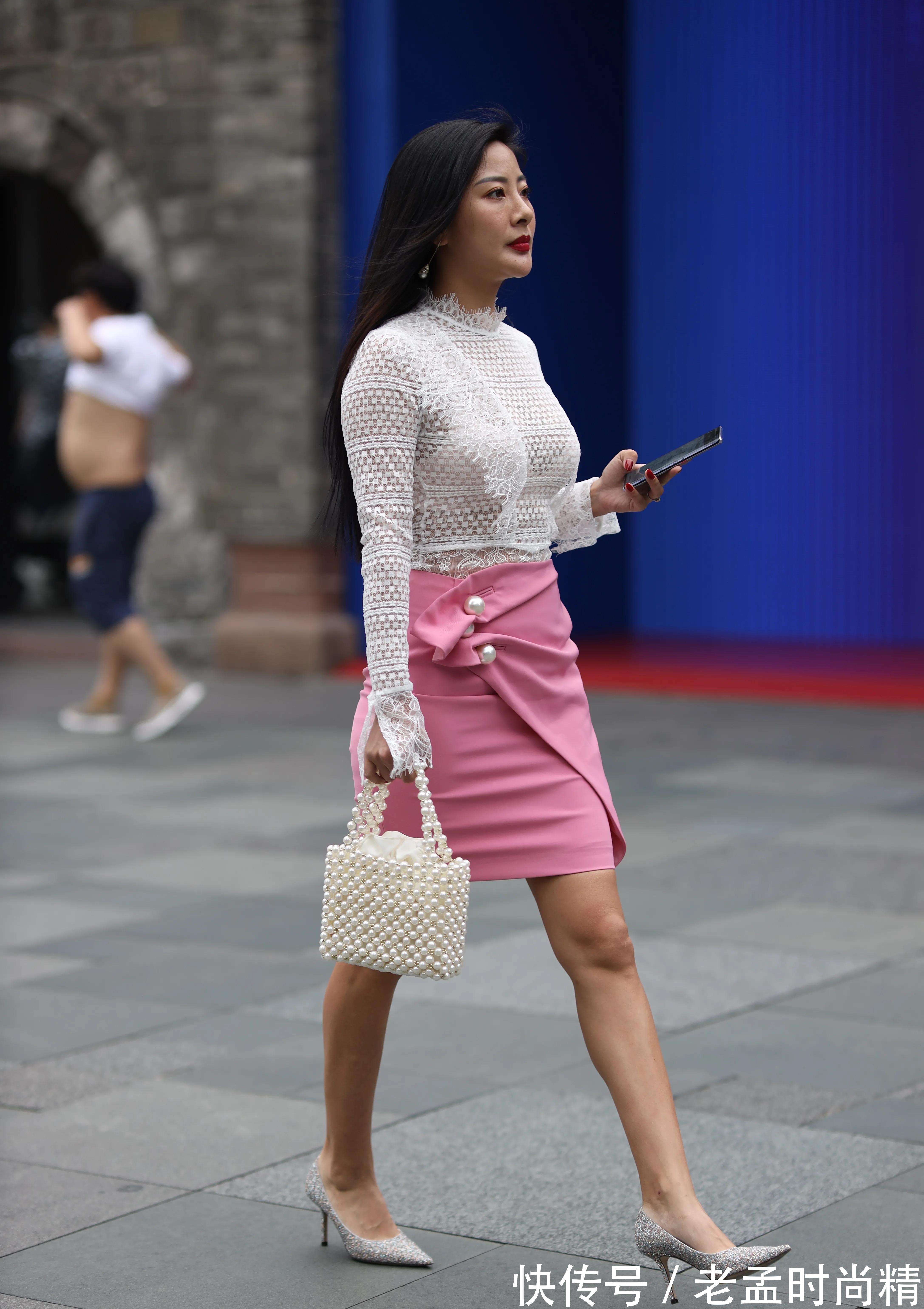 长袖|初秋的穿搭,白色蕾丝长袖衫配玫红色短裙,优雅大方又魅力十足