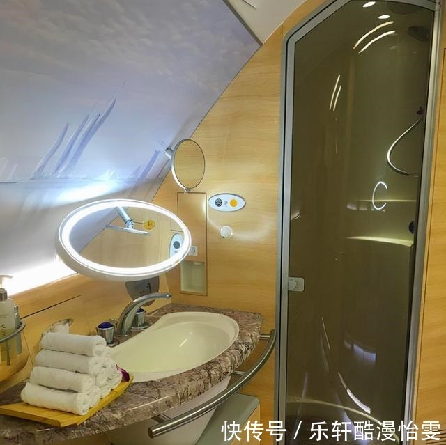 阿联酋航空|皇马双层专机有多奢华球员享私人浴室,美女空姐在机上酒吧服务