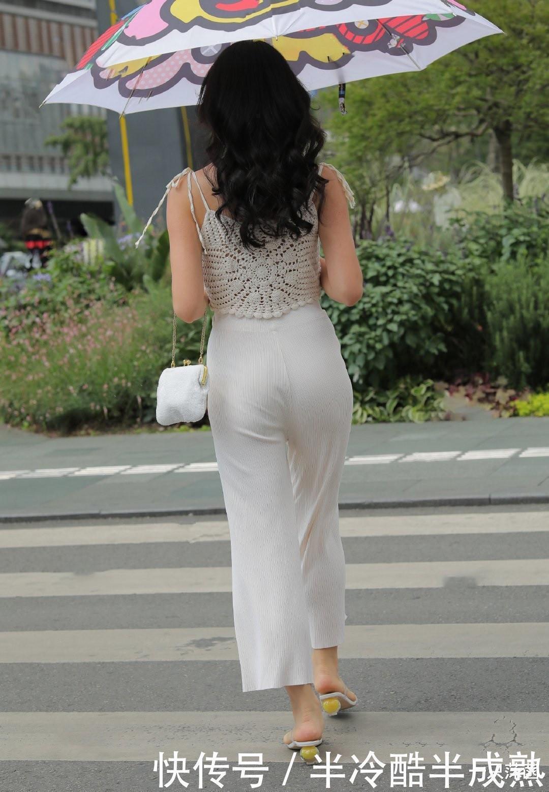 妹子真会省事，把圆球踩在脚下当增高，要我肯定不这样