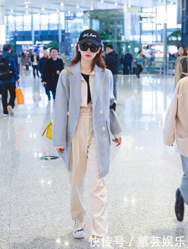 冬天选大衣别只挑黑白灰,试试这件蓝色大衣吧,清新减龄还显气质