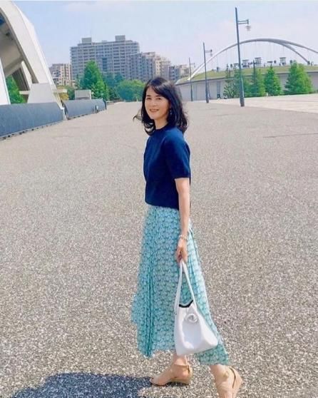 50岁女人拒绝“奶奶装”，学会这样穿，简约优雅又大方体现女人味