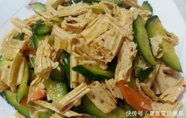 入味|凉拌黄瓜这样吃，教你搭配这两样菜，营养美味很入味，一盘不够吃
