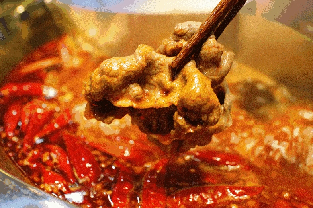 服务员问|吃火锅时,服务员总是问你“加不加汤”,其实是在暗示你,别不懂