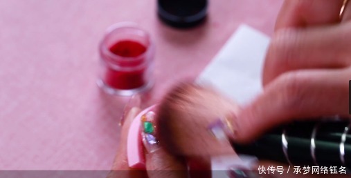 不容错过的丝绒格子美甲教程