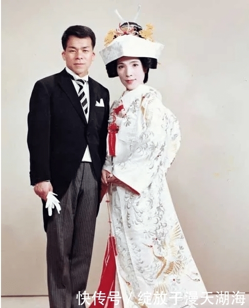 西畑保|泰王不在身边,王后苏提达抱小狗填补身旁空缺,仍难掩孤单!