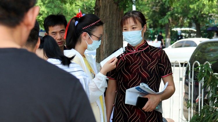 旗袍|愿考生“旗”开得胜！旗袍妈妈成考场外靓丽风景线