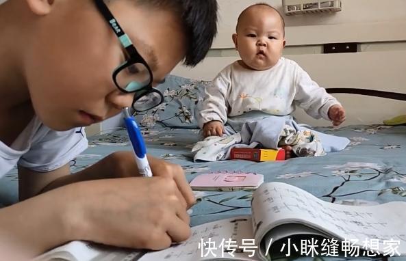 老大|七月大的萌娃弟弟看哥哥写作业,父母看得真暖心以后妥妥的学霸